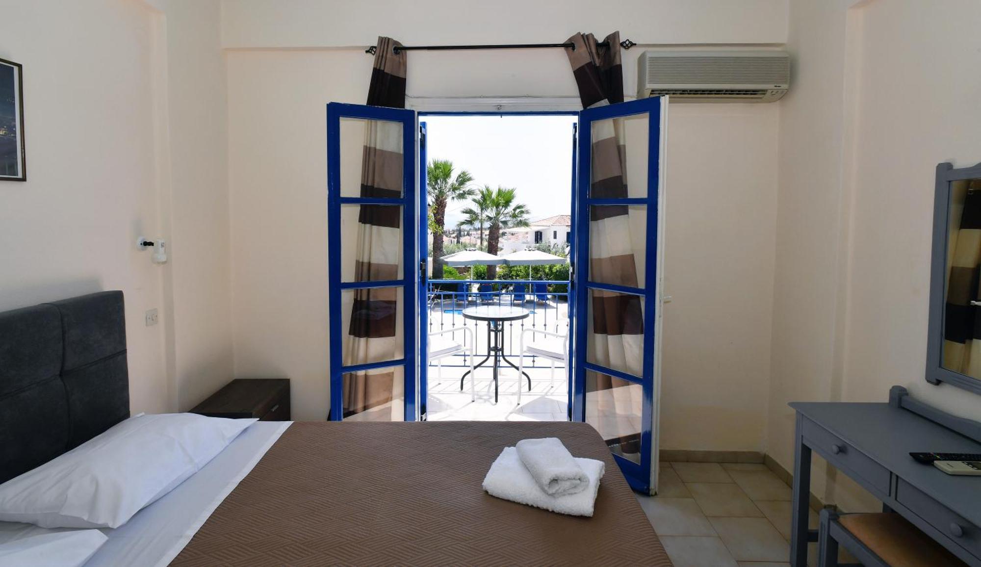 Vanas Apartments Spetses Town Екстер'єр фото